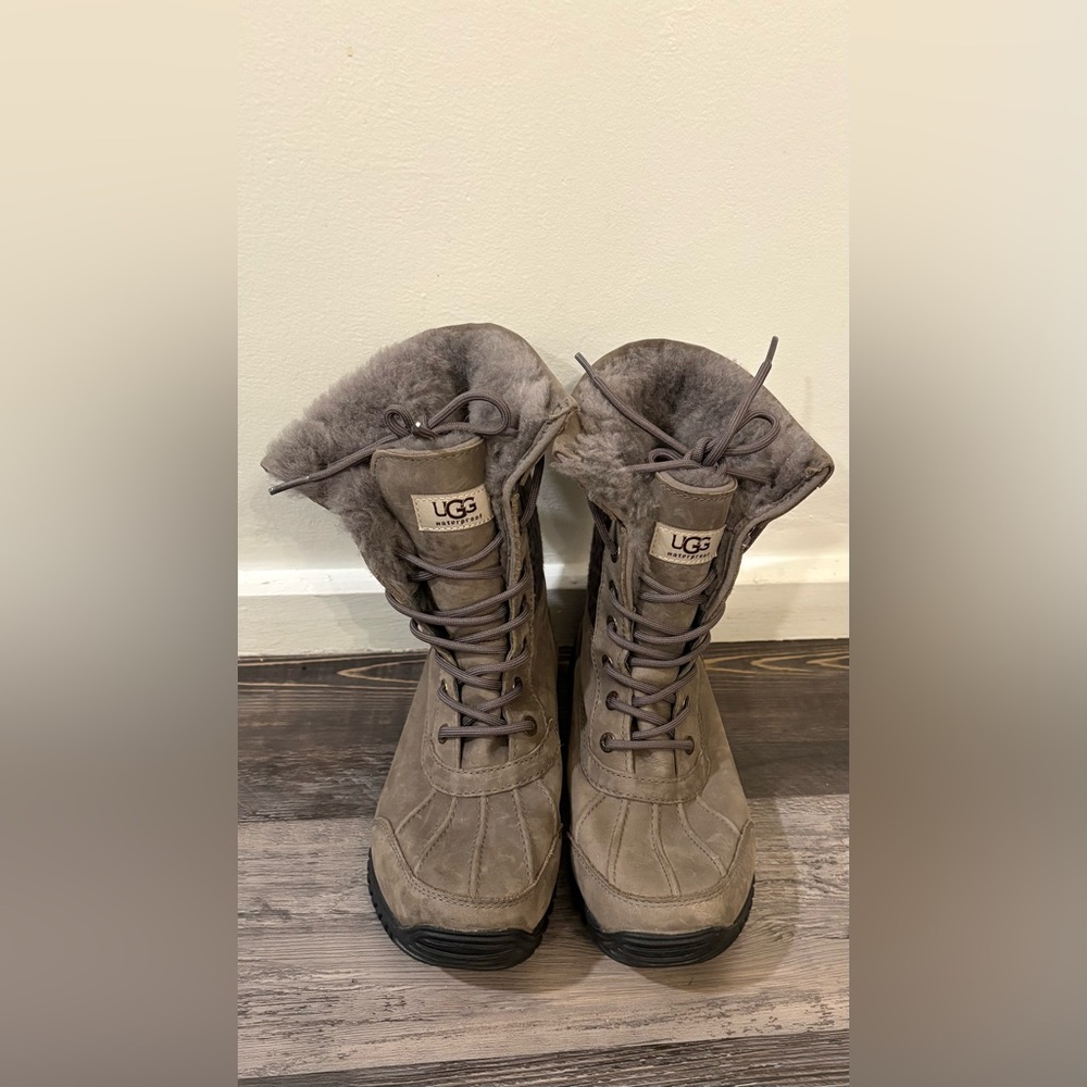 Ladies Ugg Adirondack exotic leopard boots in gray. Sz 8.5